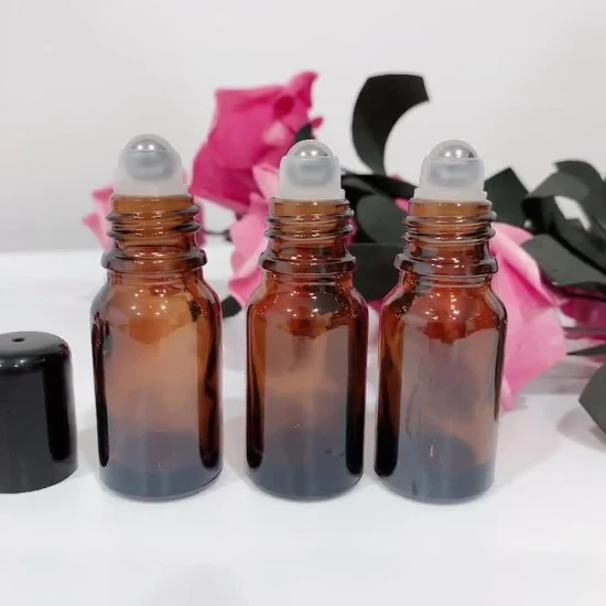 10ml Ambre Roll on Glass Bottle Portable Brown Essential Oil Bottle Aroma Metal Roller Ball avec Capuchon en plastique noir