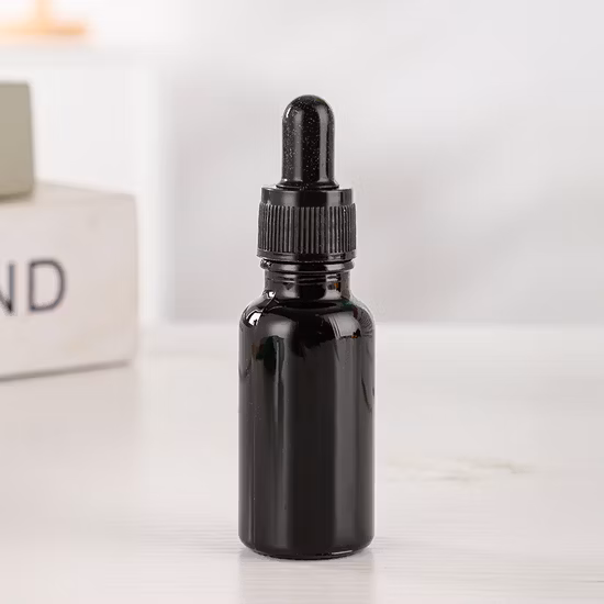 Bouteille en verre d'huile essentielle professionnelle de 5 ml à 120 ml avec bouchon plat à anneau à vis et compte-gouttes/pipette en caoutchouc et en verre dans un emballage cosmétique ou médical