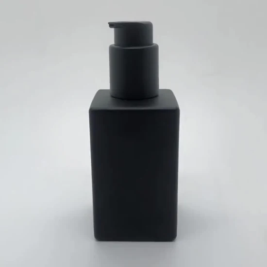 Bouteille en verre de nettoyant cosmétique de luxe huile essentielle Lotion pour le corps noir mat carré vide bouteilles de pompe en verre 4 oz 120 ml pour sérum corporel